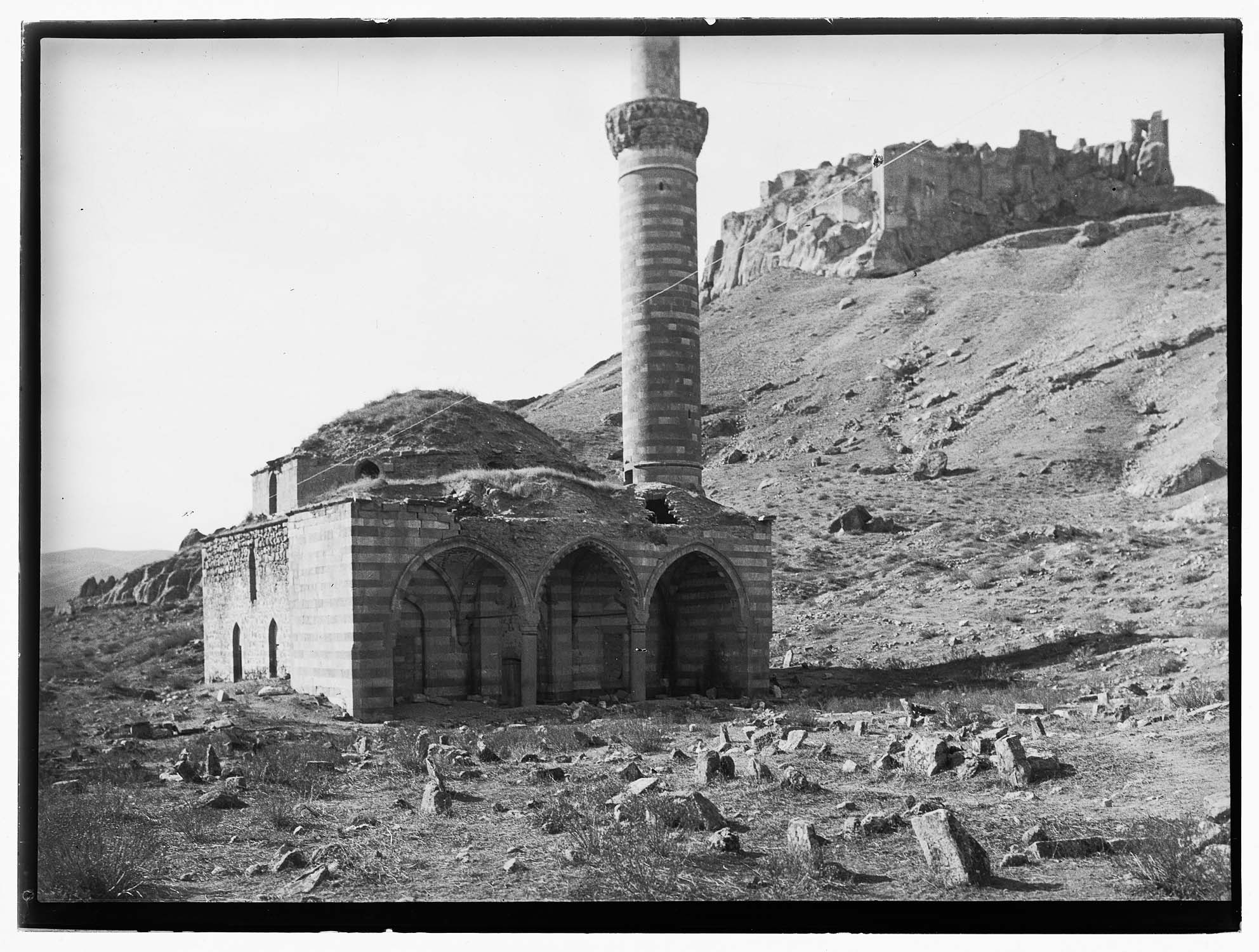 Vue d'une mosquée ottomane, avec le château à l'arrière-plan